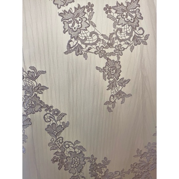 Pronovias Dango Wedding Dress - worn once and immediately cleaned - Picture 9 of 10